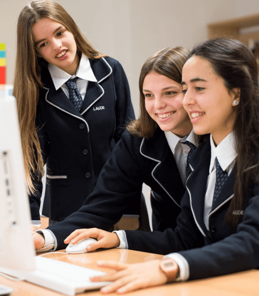 Estudiantes de secundaria en el ordenador